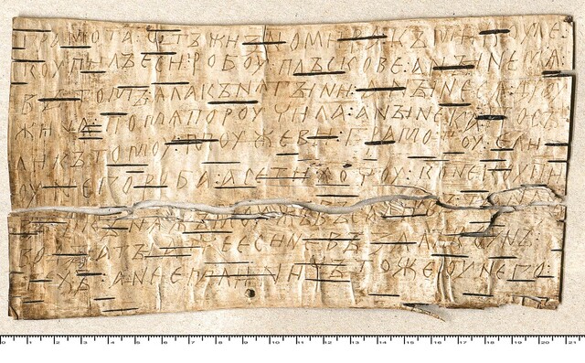 Middeleeuws Russisch briefje op berkenbast (1100-1120). Middeleeuws Russisch briefje op berkenbast (1100-1120).