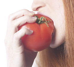 Vrouw eet tomaat Vrouw eet tomaat