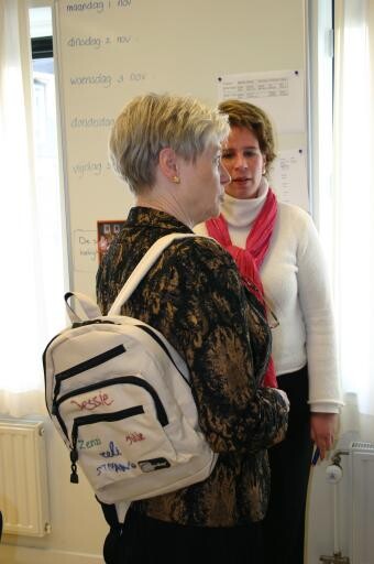 Minister van der Hoeven met rugzakje