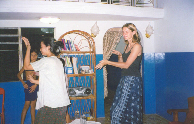 Annuska Derks aan het Khmerdansen met haar buurmeisje Annuska Derks aan het Khmerdansen met haar buurmeisje