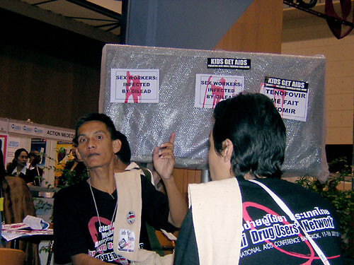 Protesten met tijdens de Wereld Aids Conferentie in Bangkok georganiseerd door Act Up Paris