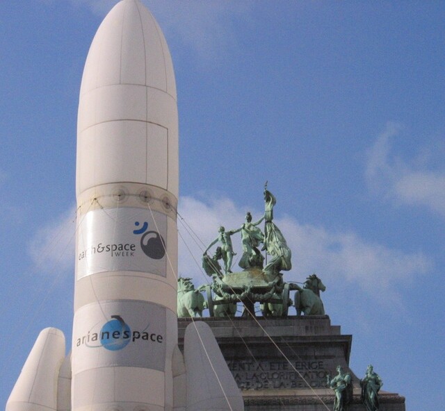 Een opblaasraket in het Brusselse Jubelpark vestigt de aandacht op de 'Earth & Space week'. Een opblaasraket in het Brusselse Jubelpark vestigt de aandacht op de 'Earth & Space week'.