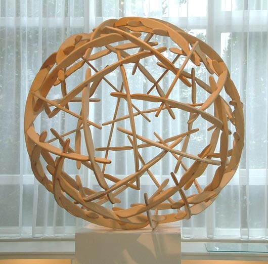 Sphere (hmr#1181), een van de bolvormige constructies van Rinus Roelofs, wiskundige en kunstenaar.