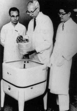 Prof. Kolff (midden) met zijn kunst-nier vervaardigd uit een omgebouwde wasmachine. Prof. Kolff (midden) met zijn kunst-nier vervaardigd uit een omgebouwde wasmachine.