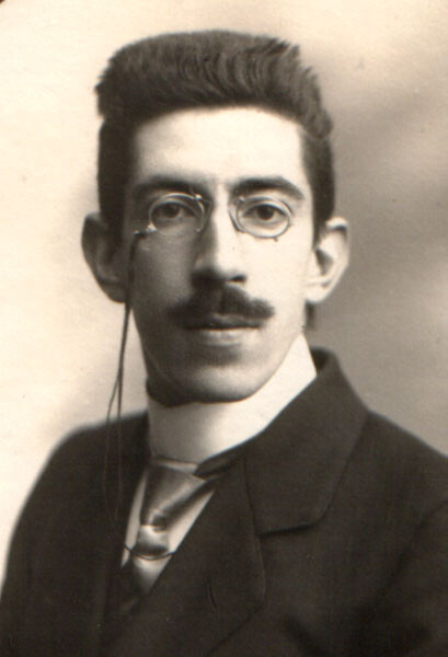 Prof.dr. Marcel Gilles Jozef Minnaert op 23 jarige leeftijd. (Foto uit besproken boek) Prof.dr. Marcel Gilles Jozef Minnaert op 23 jarige leeftijd. (Foto uit besproken boek)