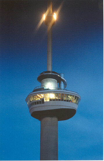 De Euromast van de Rotterdamse architect Hugh Maaskant. De toren is gebouwd in 1960. De Euromast van de Rotterdamse architect Hugh Maaskant. De toren is gebouwd in 1960.