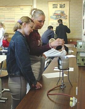 Leerlingen van de Christelijke Scholengemeenschap Jan Arentsz maken zelf een thermometer tijdens een natuurkunde-practicum.