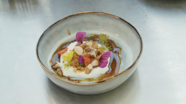 Dessert van kweeperen, sinaasappelrasp en rooibos karamel saus