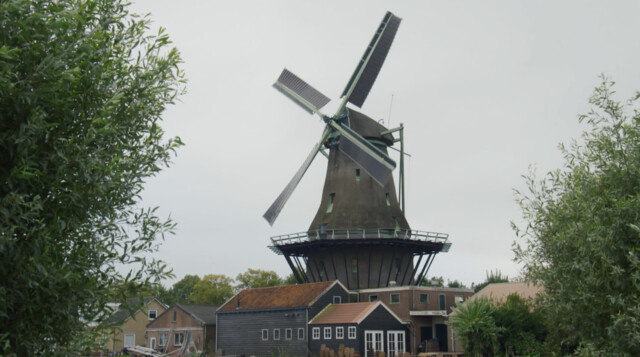 Alain ziet hoe de wind, een molenaar en een bakker samenwerken