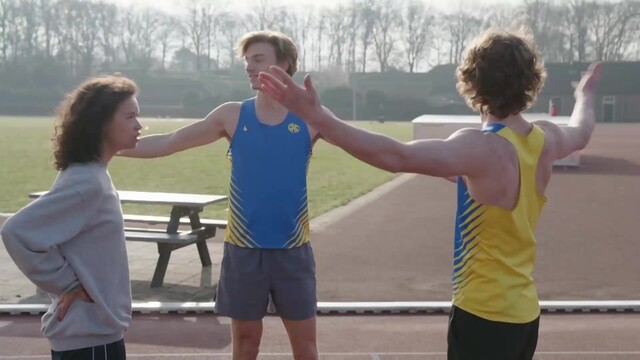 Twee sporters beelden uit dat de Meerkamp alles is wat ze om zich heen zien