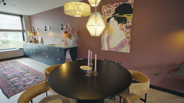 Een nieuwbouwhuis vol kleur en behangprintjes