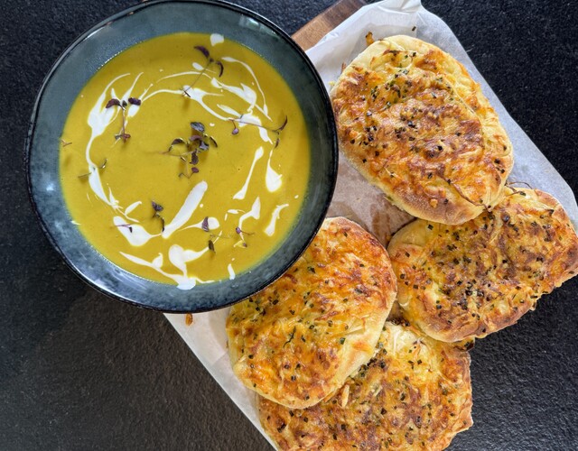 Chef-kok Ramon maakt knolselderijsoep en kaasbroodjes