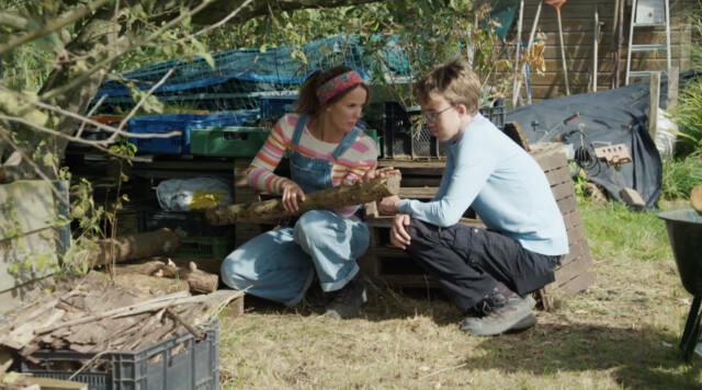 Manon en Simon maken van snoeiafval een takkenril