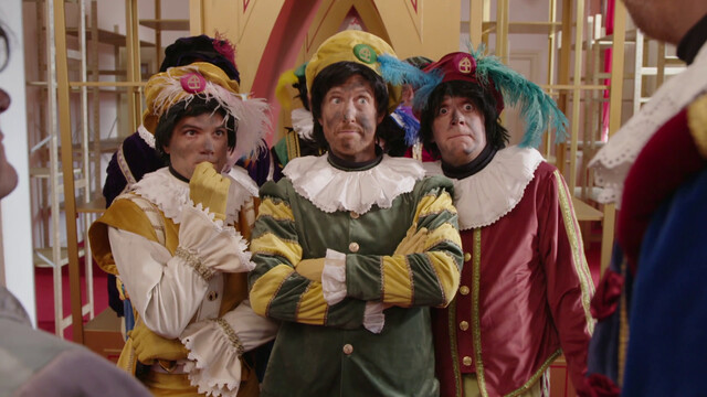 Pieten halen hun schouders op in de pakjeskamer.