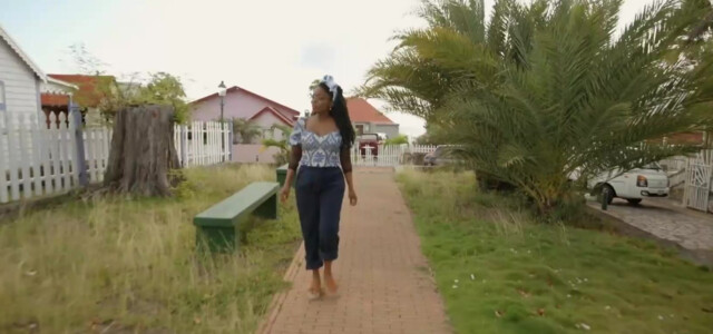 Vrouw loopt door St Eustatius
