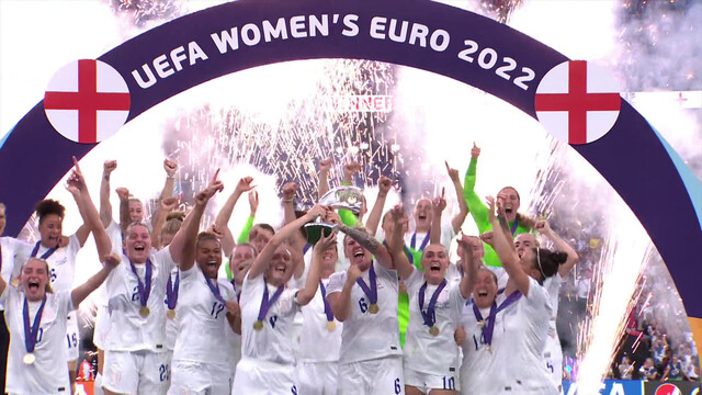 Juichende vrouwen voetbal elftal bij het EK van 2022