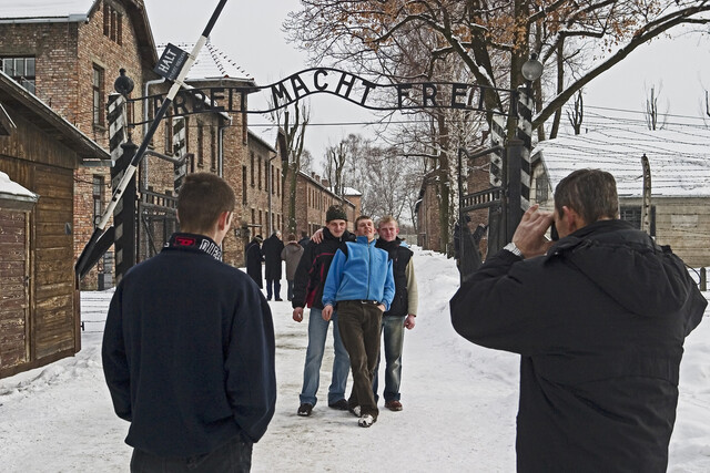 Toeristen bij Kamp Auschwitz I (Foto: Hans Citroen)