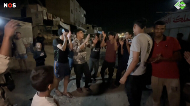 Feestende mensen op straat in Gaza.