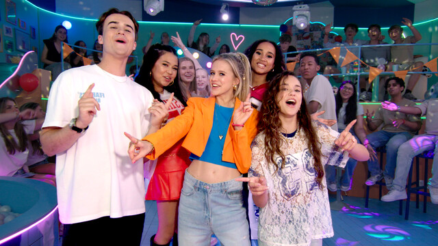 Party Crew met Luna Sabella