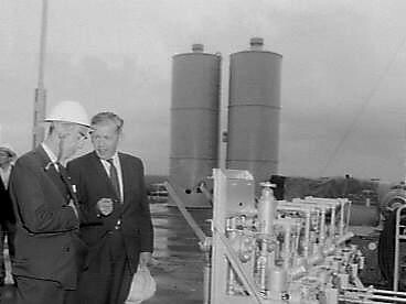 Aardgasveld te Slochteren officieel in gebruik gesteld mr. Fock en drs. de Pous tijdens het in bedrijf stellen van de toren (15 juli 1963) Aardgasveld te Slochteren officieel in gebruik gesteld mr. Fock en drs. de Pous tijdens het in bedrijf stellen van de toren (15 juli 1963)