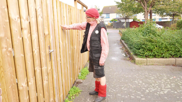 Bromet over de schutting