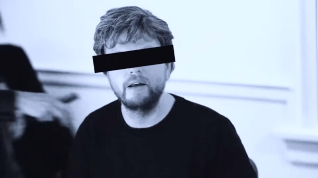 VIEZE fotograaf wil 15-JARIGE uit de KLEREN