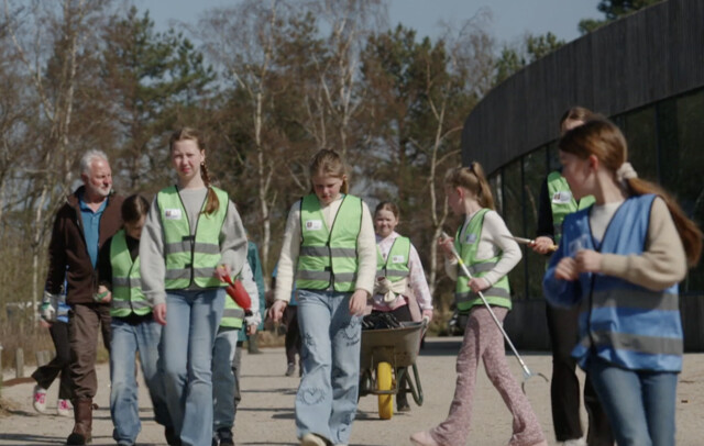 Kinderen ruimen hondenpoep op