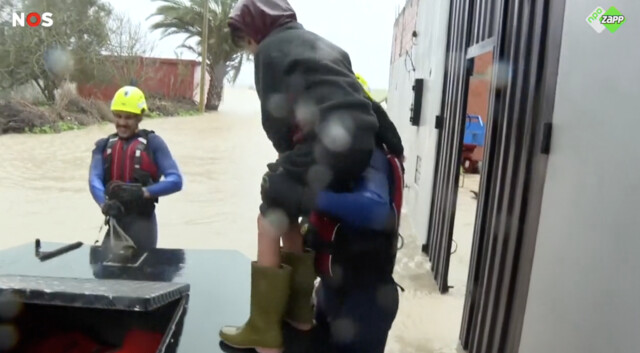 Kind wordt gered bij overstromingen in Marokko