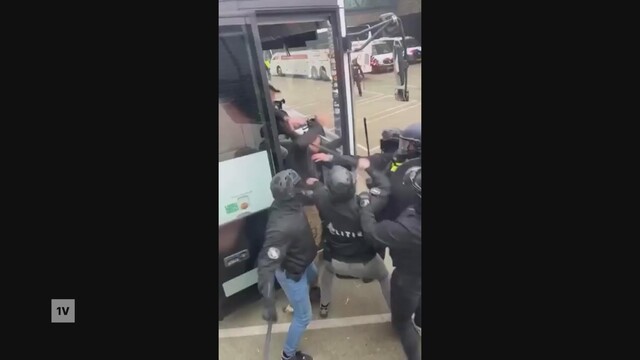 Zeer hardhandig optreden politie bij FC Utrecht, hoever mag de politie gaan? '