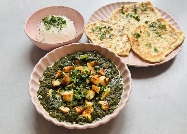 Spinazie curry met krokante halloumi en zelfgemaakt flatbread