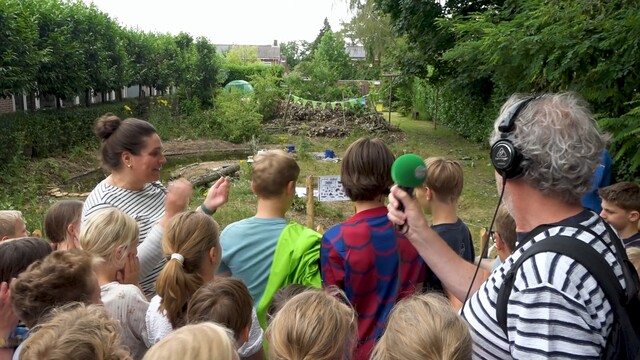 Tiny poel voor de pad op een schoolplein