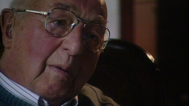 Override of the title Een close-up van Sicco Mansholt die naar de interviewer kijkt