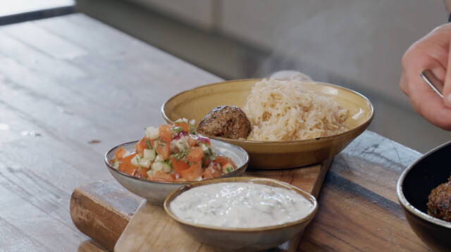 Klassieke Turkse gehaktballetjes met Turkse pilav, een koele cacik van yoghurt en tomatensalade