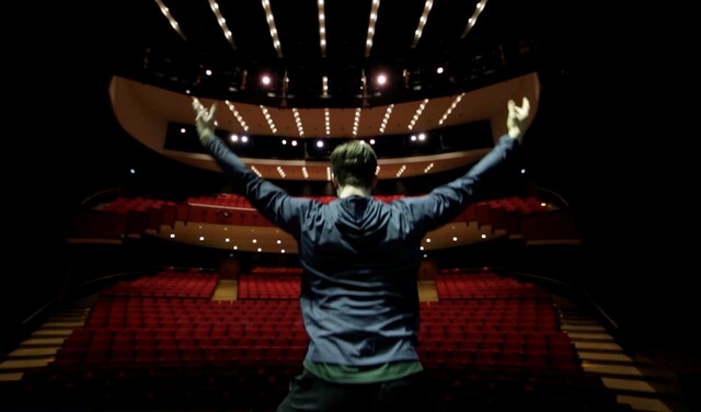 Podium Dans Backstage - Scott-Fowler---Nederlands-Dans-Theater Podium Dans Backstage - Scott-Fowler---Nederlands-Dans-Theater