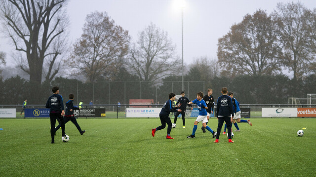 Geweld blijft probleem bij amateurvoetbal: waarom een oplossing niet alleen bij de KNVB ligt Geweld blijft probleem bij amateurvoetbal: waarom een oplossing niet alleen bij de KNVB ligt