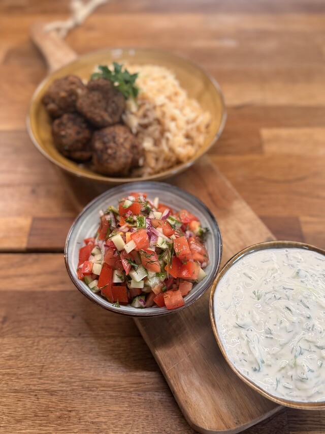 Override of the title Turkse gehaktballetjes met pilav, cacık en tomatensalade