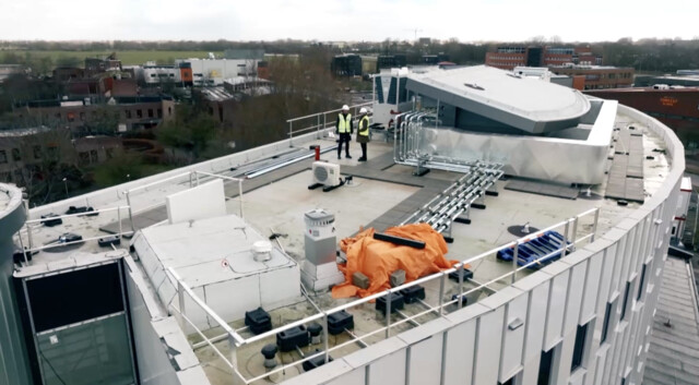 gebouw van boven waar aan gewerkt wordt