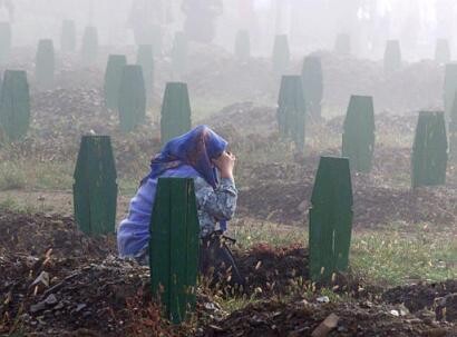 Rouwende vrouw bij de herdenking van de val van de enclave in Srebrenica.