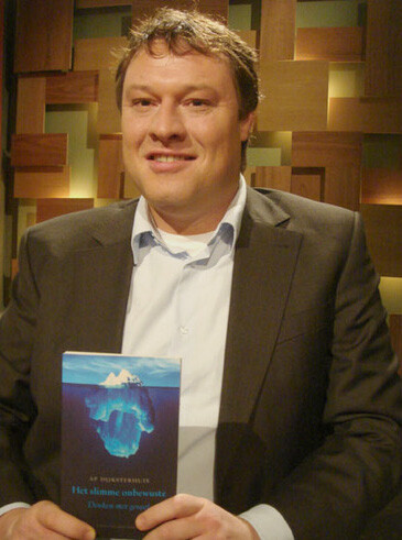 Ap Dijksterhuis met boek zomer