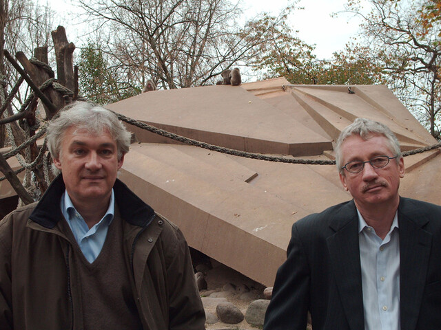 Tijs Goldschmidt en Frans de Waal voor de apenrots