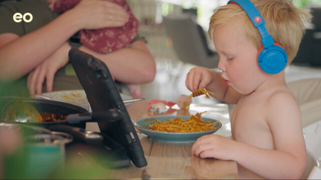 Hoe gaat dat bij jullie thuis? | Aflevering 1 | Eten achter een schermpje