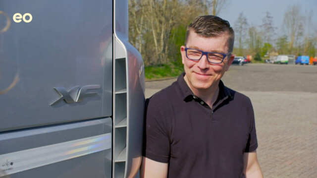 Werner tekent blind voor een nieuwe baan