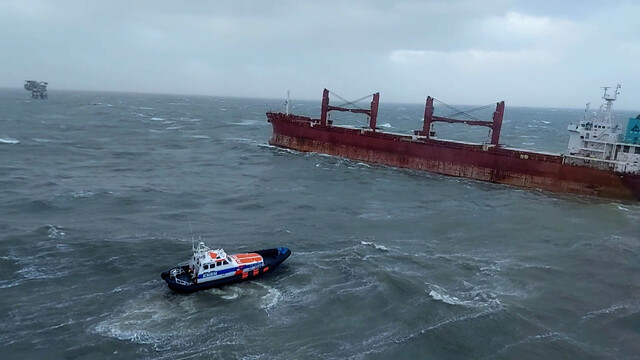 Redders op zee | Reddingsactie bemanning van stuurloos schip