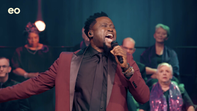 Elvis E. zingt 'The First Noel' in Stralend Kerstfeest 2024