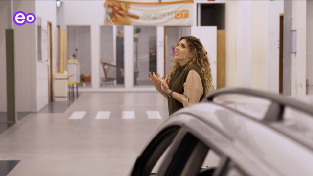 Hoe kalmeer je een verward persoon? | Rachel valt binnen