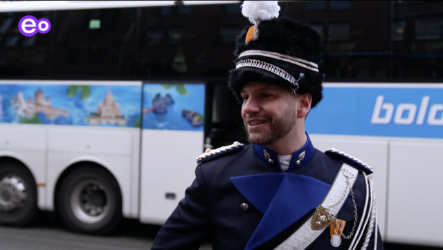 Wat doet een paradecommandant? | Rachel valt binnen