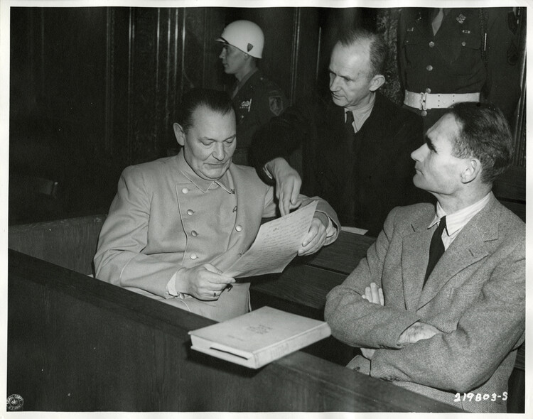 Göring, Dönitz en Hess tijdens het Neurenberg proces