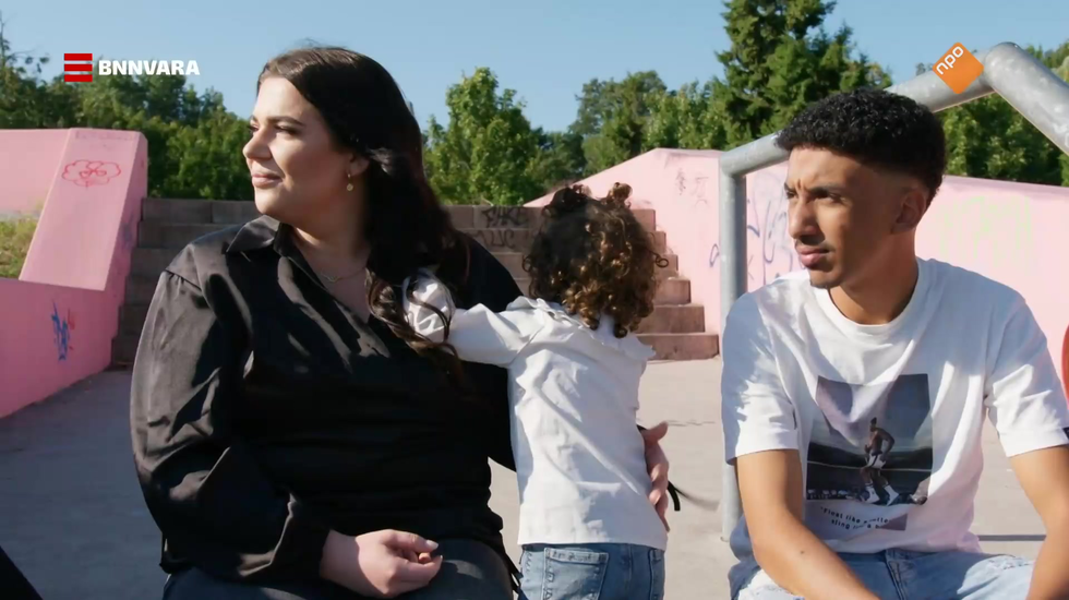 Vier Handen Op Eén Buik fragment: Soundos El Ahmdai en Larissa gemist