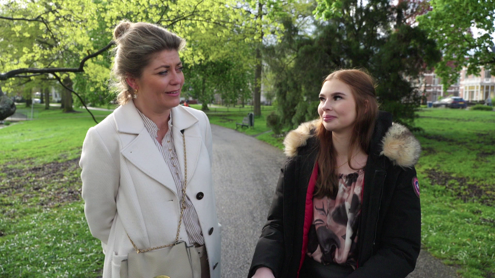 Vier Handen Op Eén Buik: Esmee en Pauline Wingelaar gemist? Terugkijken