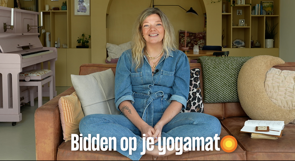 Bidden op je yogamat